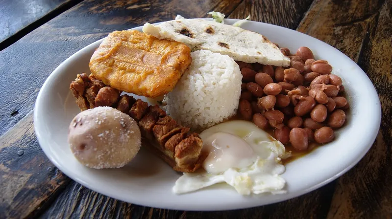 Bandeja paisa completa, uno de los platos más representativos de Colombia