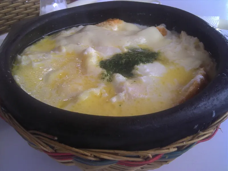 Changua, el caldo de huevo con leche y cilantro que se desayuna en Bogotá