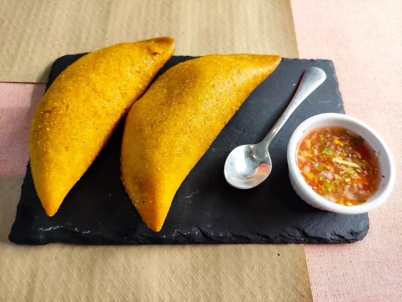 Empanadas colombianas recién fritas, doradas y crujientes