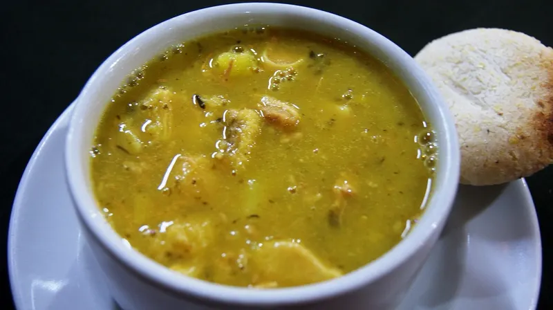 Mondongo colombiano servido bien caliente en plato hondo
